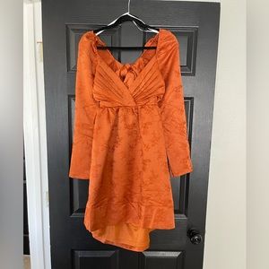 Orange textured print Lulu’s dress // Wedding guest dress